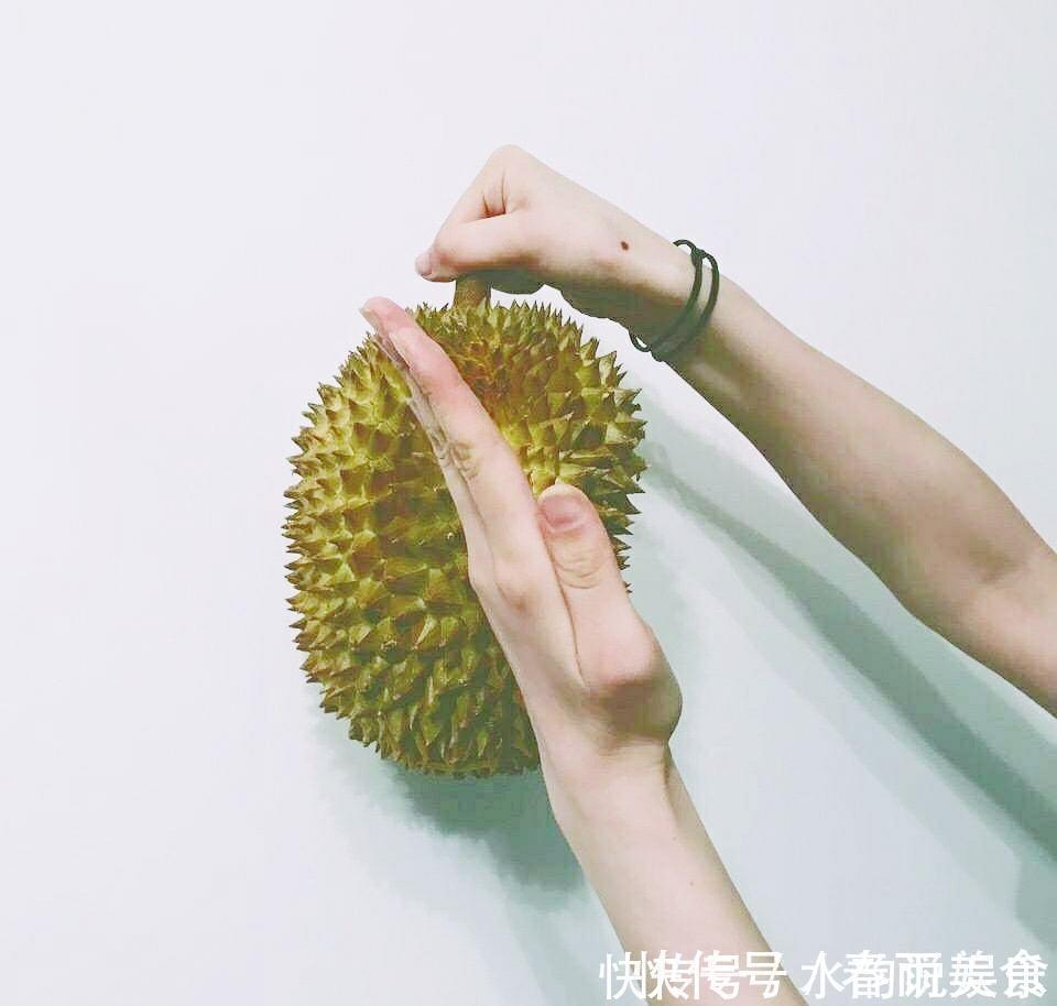 宣州谢朓楼饯别校书叔云@小伙取下自己的肋骨做成项圈,把自己封进水泥里,他的人生太疯狂