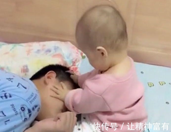 起床|6个月小妹妹用这样的方式叫哥哥起床,妈妈瞧见后,暖心到泪目