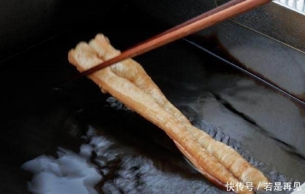 婆婆|农村婆婆给做的早餐油条，配着胡辣汤太美了，还有这个小的油炸物