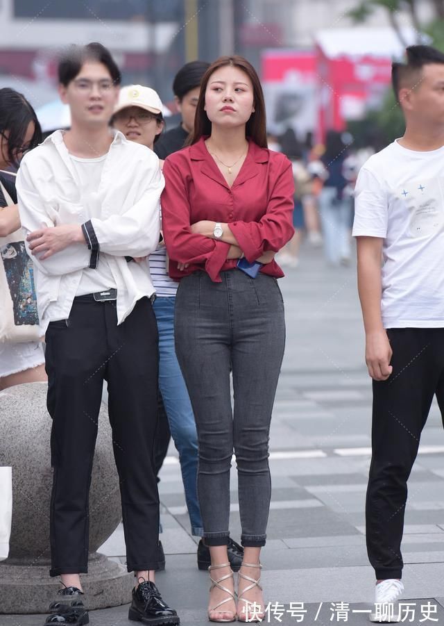 职场|牛仔裤搭配红色衬衣,休闲干练不俗套,日常职场都适用