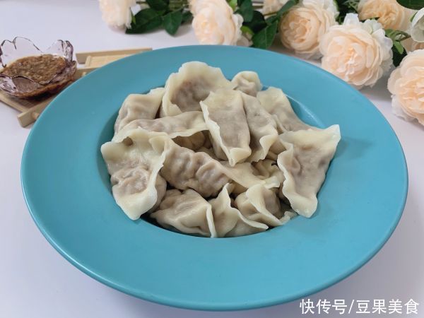 没有人可以逃得过猪肉酸菜饺子的美食诱惑