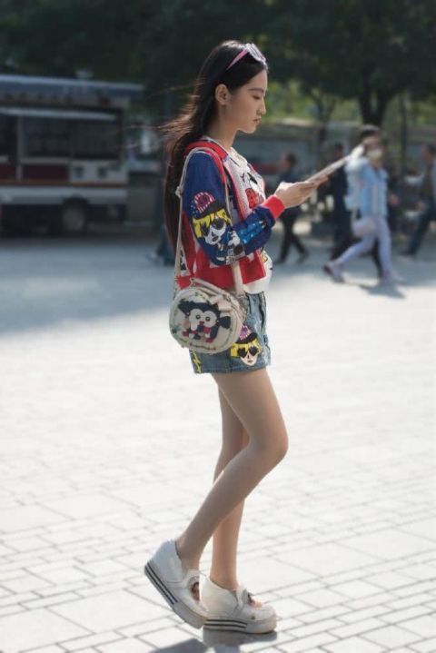 街拍美女不想气质输人,选择个性短裤穿搭,秀出你想要的美