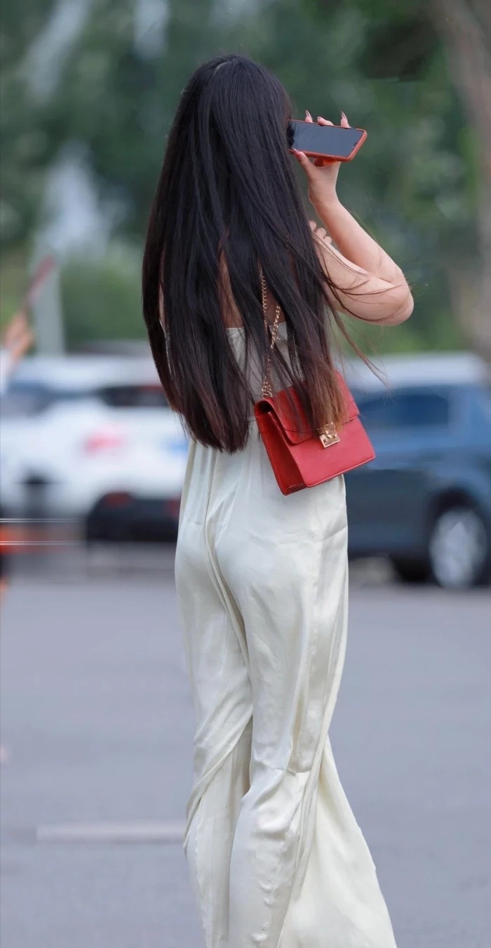 小姐姐一袭白色雪纺连衣裙，好像是睡衣一样，慵懒性感