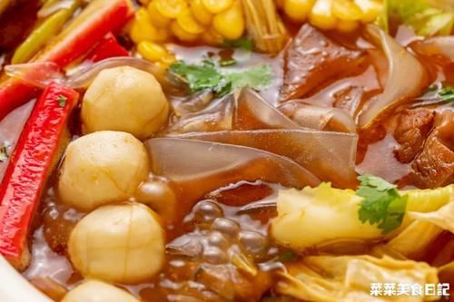 却不是当地小吃的，得知要10万加盟费后，先吃干锅鸡肉