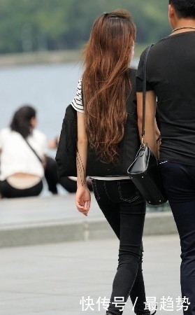 搭配|街拍:紧身牛仔裤搭配黑色马甲,男朋友说这样穿很年轻漂亮