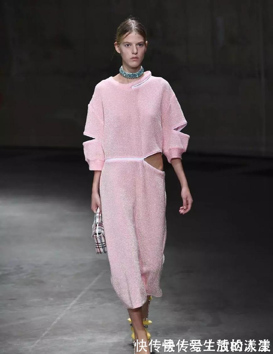 克里斯托弗 高跟鞋竟放“刷碗海绵”, 不磨脚只卖800英镑值吗!