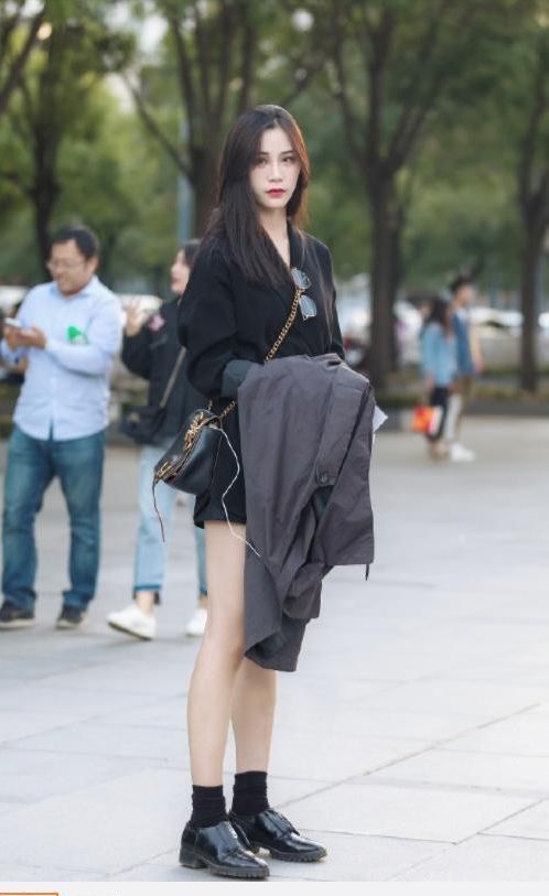 街拍:娴静优雅的美女,吊带长裙配灰色开衫,淑女范儿十足