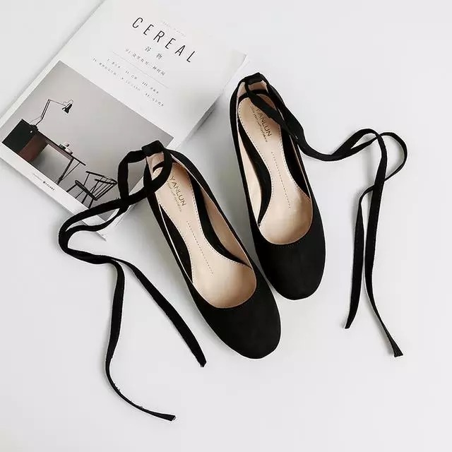 一双百搭的黑色高跟鞋, 让你简约当中透露着一丝温柔的气息