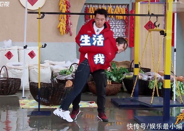 王霏霏 别人都将女生放筐里称重,唯独郑恺不同,瞧见他操作:是个狠人