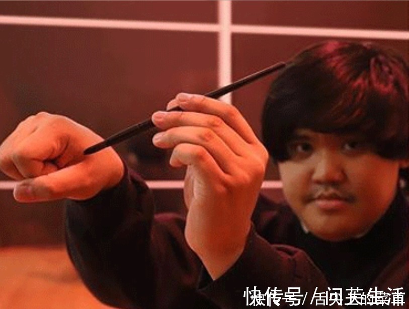 通灵兽|泰国小哥cos鸣人召唤通灵兽,将手变成了蛤蟆文太