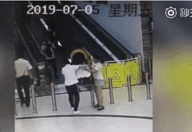 扶梯|婴儿推车上的“夏日杀手”,这种做法可能会要了孩子的命
