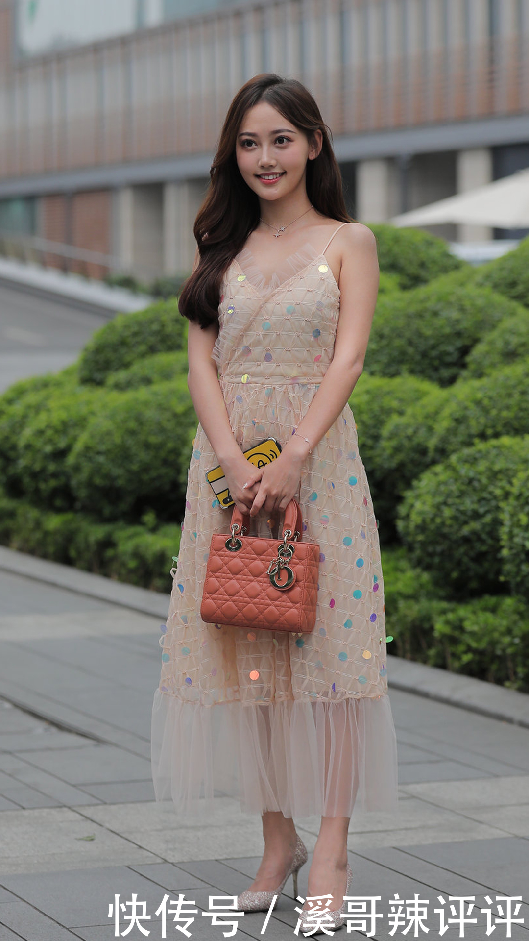 休闲|纯色系亮片连衣裙搭配橙色手提包,干净舒爽,休闲感浓厚