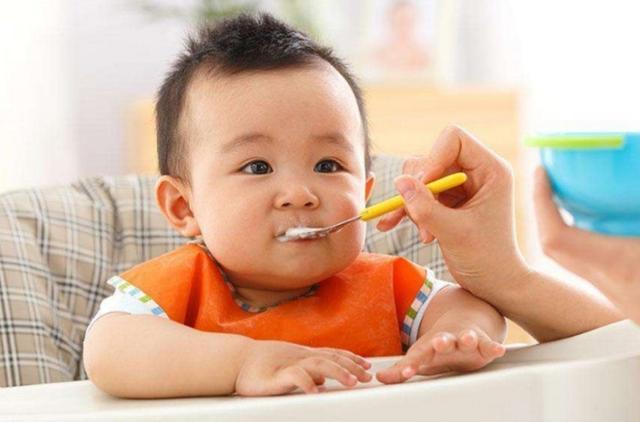 鲜牛奶|8个月孩子肠坏死,原因竟是吃错辅食,这3种食物尽量别给娃吃
