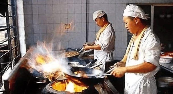 “热锅凉油”什么意思看了大厨的做法后,才知道自己一直都错了