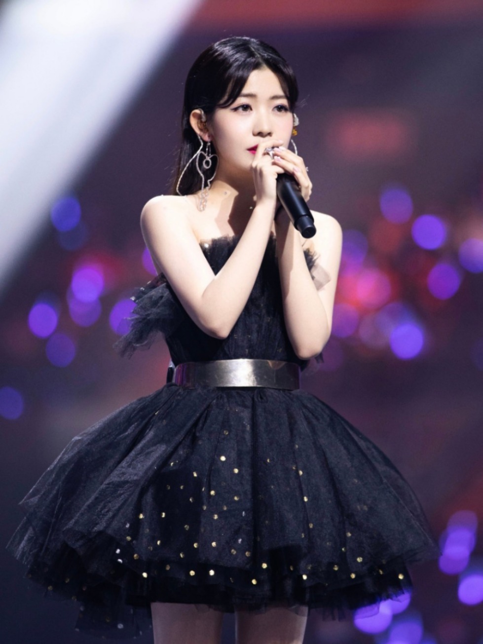 赖美云的“黑天鹅”造型超惊艳！抹胸纱裙大秀好身材，直角肩绝了