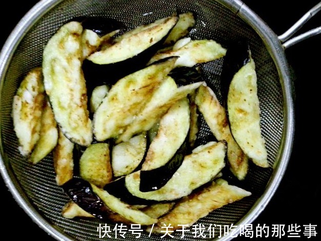 红辣椒|做风味茄子,大厨教你一招,茄子不发黑不吸油,酸甜酥脆,还入味