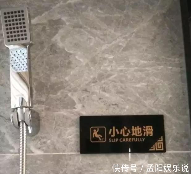 出国度假的我,居然在酒店的窗帘上发现了一些诡异的花纹