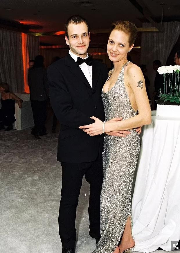 前夫|安吉丽娜朱莉穿白色透明裙装, 仙女气质不俗, 孤身前去见前夫