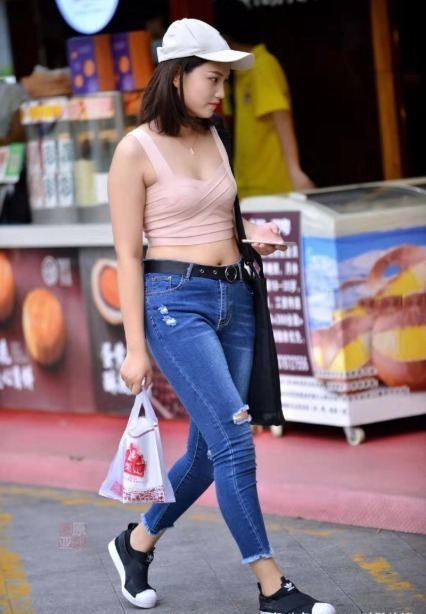 粉色|粉色吊带背心搭配九分牛仔裤,青春洋溢,简单大方
