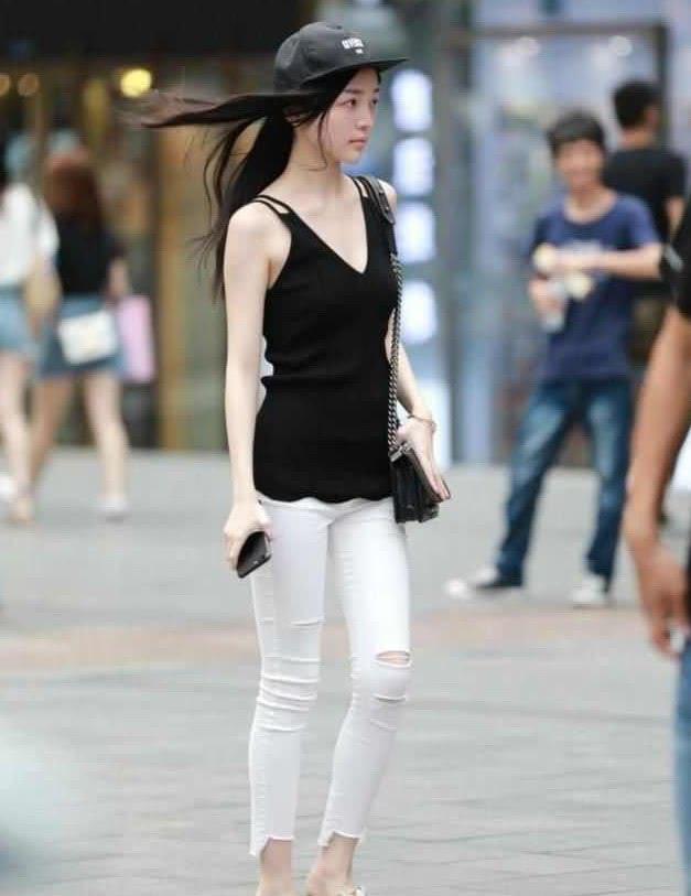 街拍:脸上化了淡淡的妆的小姐姐,蓝色牛仔装搭配帅气大方