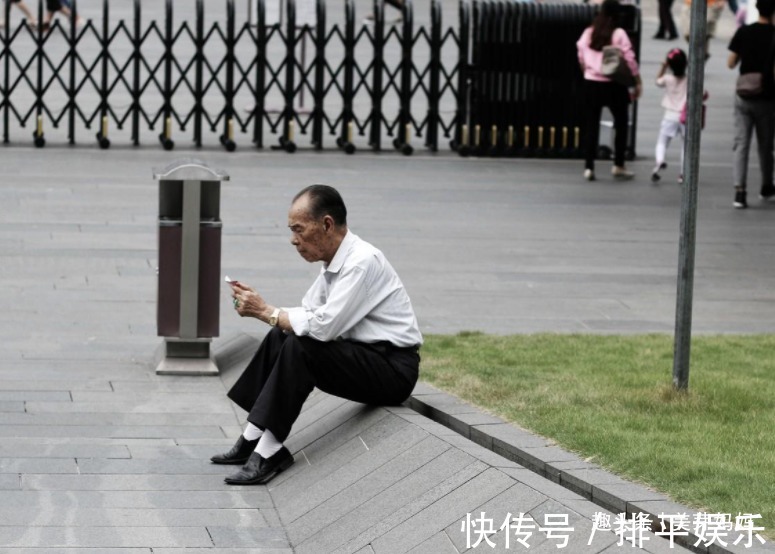 退休金|老了想活得有尊严，3种东西别交给子女，是对自己的人生负责