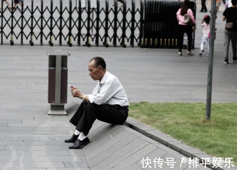 退休金|老了想活得有尊严,3种东西别交给子女,是对自己的人生负责