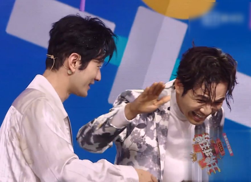 钟汉良黄晓明被泼水，素颜状态被镜头拍，两人“不老男神”无疑了