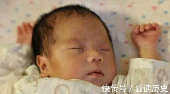 孩子|新生儿为什么偏爱投降式睡姿,需要纠正吗,很多家长做错了