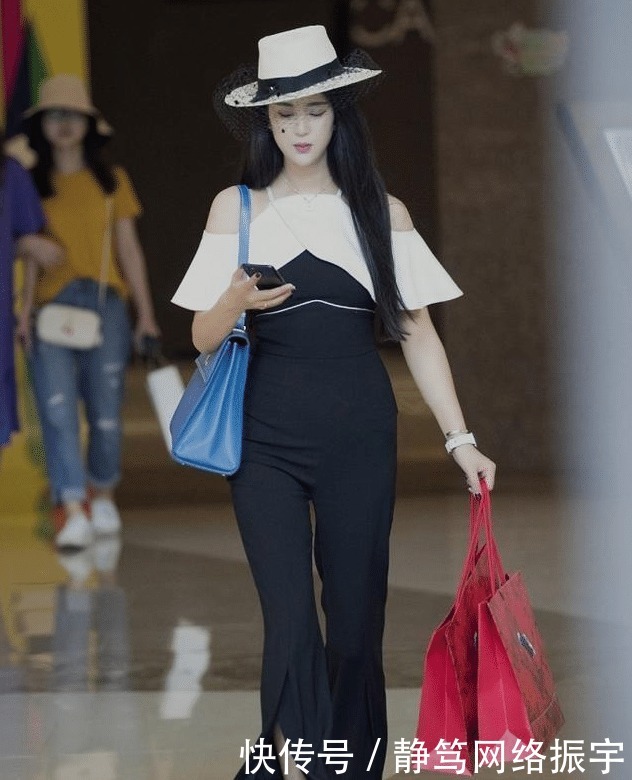 高贵|连体裤搭配复古礼帽,美女美得很高贵!