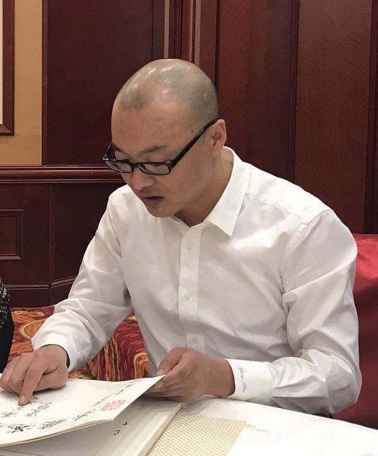 张卓@书法家墨升(张卓)作品《紫气东来》十九万八仟元落槌