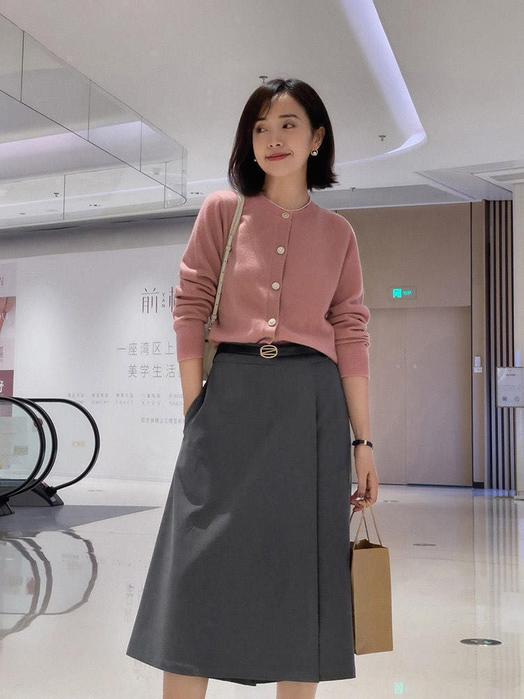 灰色|秋冬,一定要有一件灰色卫衣,搭配牛仔半身裙,简直不要太美