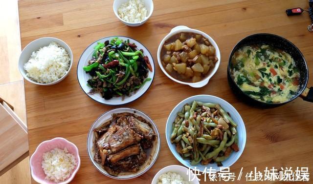 晒一晒四口人的午餐,四个菜,一个汤,花费不到60元,比外卖强