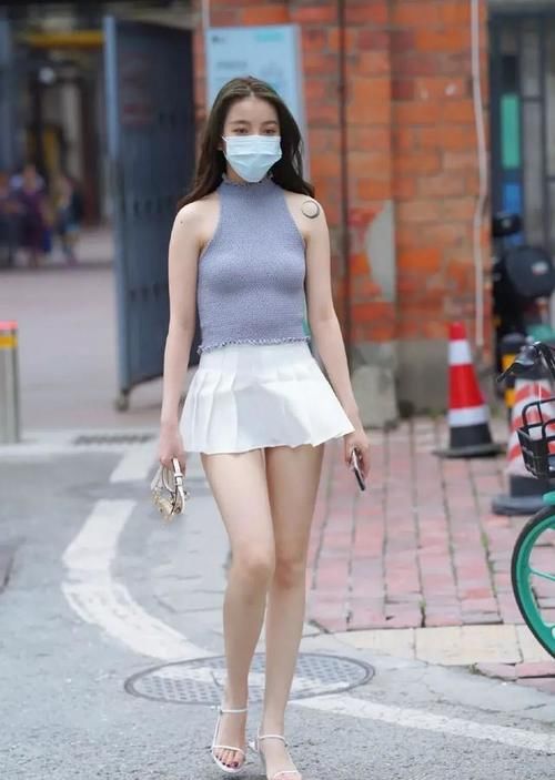 时尚风采斐然的靓丽姑娘，简约的搭配非常显身材和气质，亮点十足