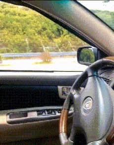 |搞笑GIF:当空姐也不容易啊,下班后没想到是这样子呢