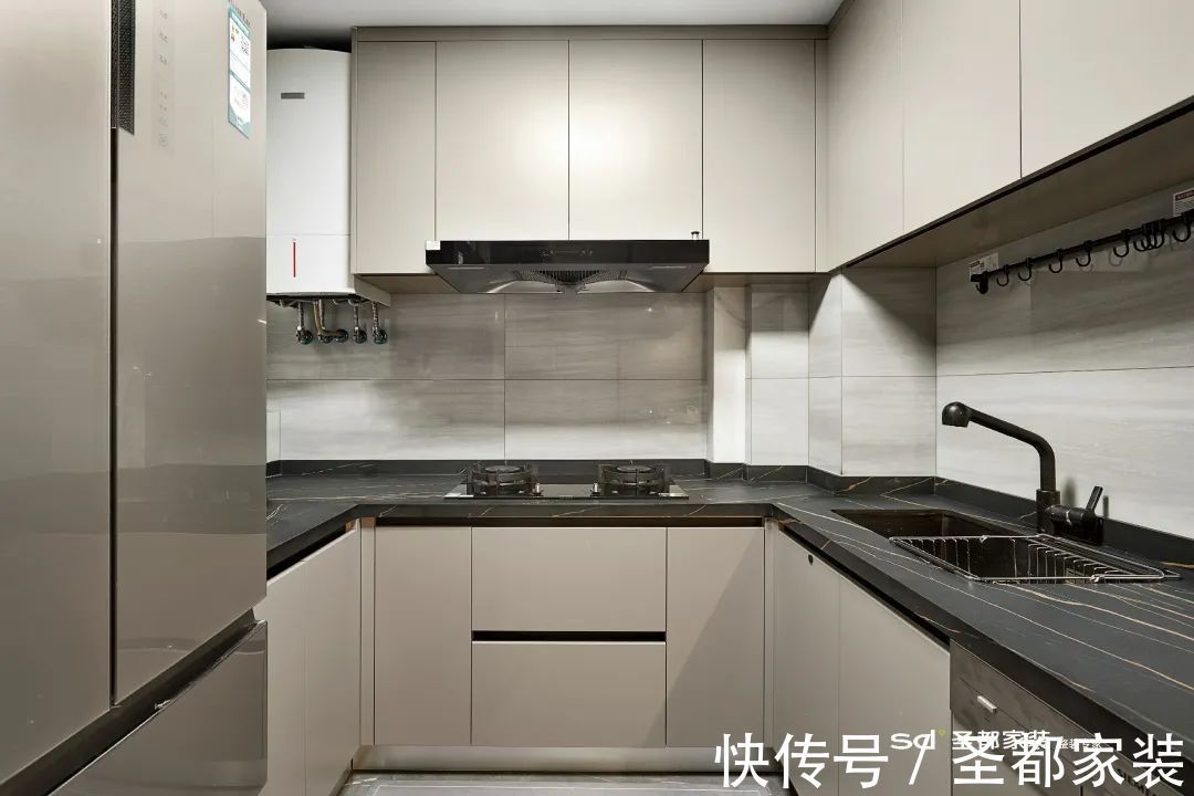 阳台|独居是一个人的狂欢：93㎡三室两厅家装阳台爆改休闲区
