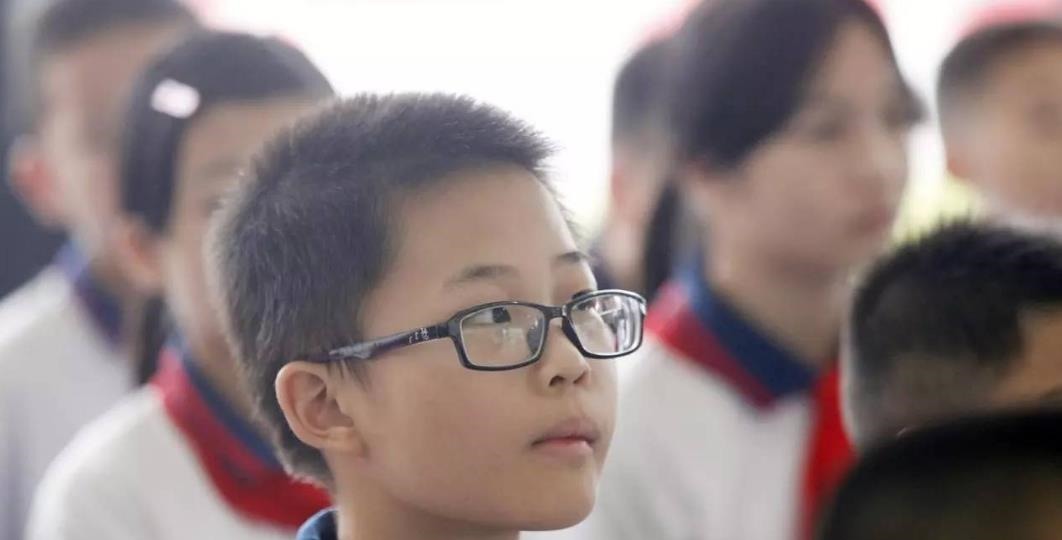 配眼镜|孩子近视,爸爸不许配眼镜,配一次摔一次,眼科医生:真是太无知