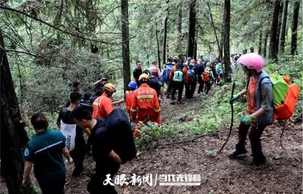 长绳|绥阳10小时大营救：悬崖之上，百米长绳为驴友搭起“生命之路”