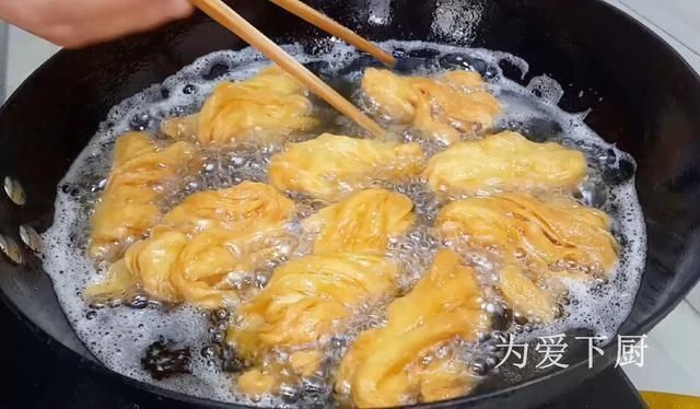 在家面粉别炸油条了，大厨教你详细教程，给肉都不换，真的非常香