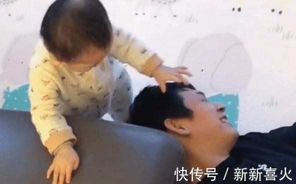 沙发|小短腿爬不上沙发,机智宝宝有妙招,网友:海拔不够,爸爸来凑?