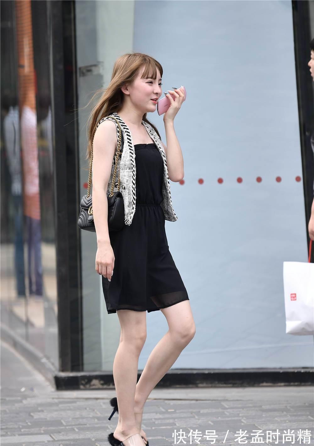 凉鞋|黑色连衣裙, 搭配浅灰色无袖开衫, 细跟凉拖很精致