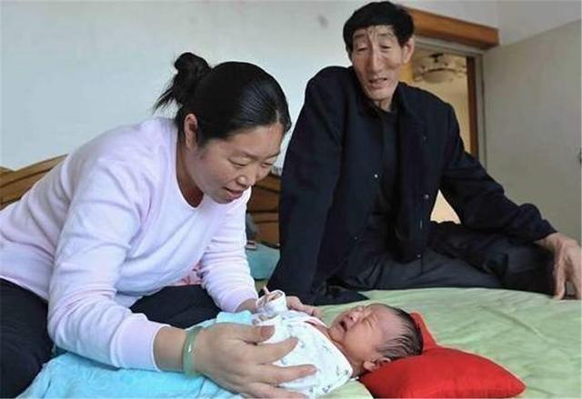 高人|身高2米36“中国第一高人”,年近60喜得一子,如今儿子身高怎样