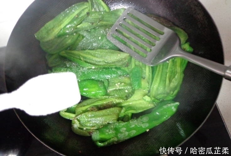 做虎皮青椒,第一步不是倒油大厨教你做法,快速起虎皮,更入味