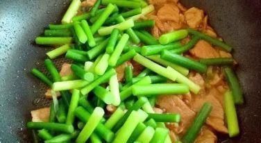 炒蒜苔时,直接炒是大错特错的少了这1步,蒜苔不香,还不入味