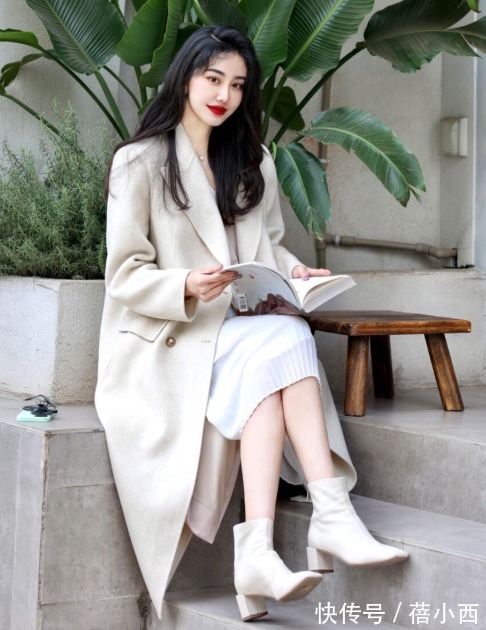 博主|大衣里面配什么才时髦?建议试试“大衣+连衣裙”,简约又撩人