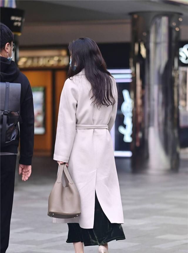 美女 秋冬季节选择大衣搭配,保暖时尚,还显得很特别