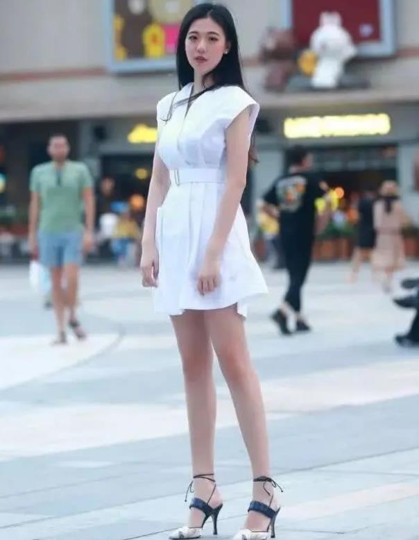 街拍:兰质蕙心的小姐姐,一条碎花连衣裙,青春活力气息