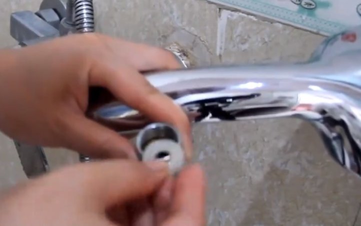 淋浴头堵塞还漏水?不要急着换,教你不花一分钱,轻松解决