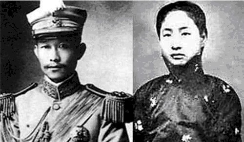 旗袍|东北一农村妇女,每天穿旗袍唱戏曲,没人知其身份,直到她拿出一张照片