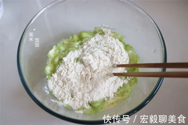 鸡蛋|丝瓜别总炒着吃了，加点面粉和鸡蛋，香软可口，早餐吃很不错