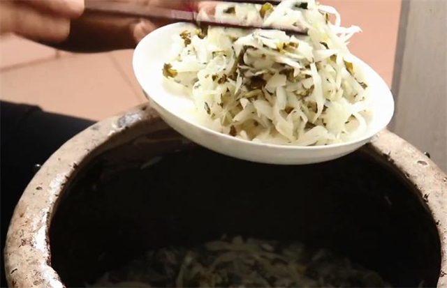 教你在家腌酸菜,不用加盐,7天就能吃,保存一冬天都不会坏